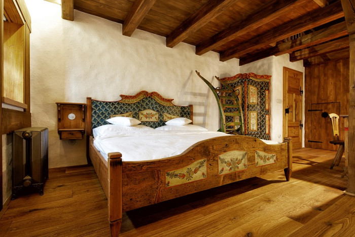 Společnost Roubenky Roubal zajišťuje návrh i realizaci interiérů roubenek, včetně dobového či moderního nábytku a vybavení.