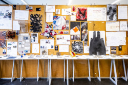 Na fakultě architektury ČVUT v Praze probíhá výstava ateliérových prací. Navštívit ji je možné do 7. února 2025.