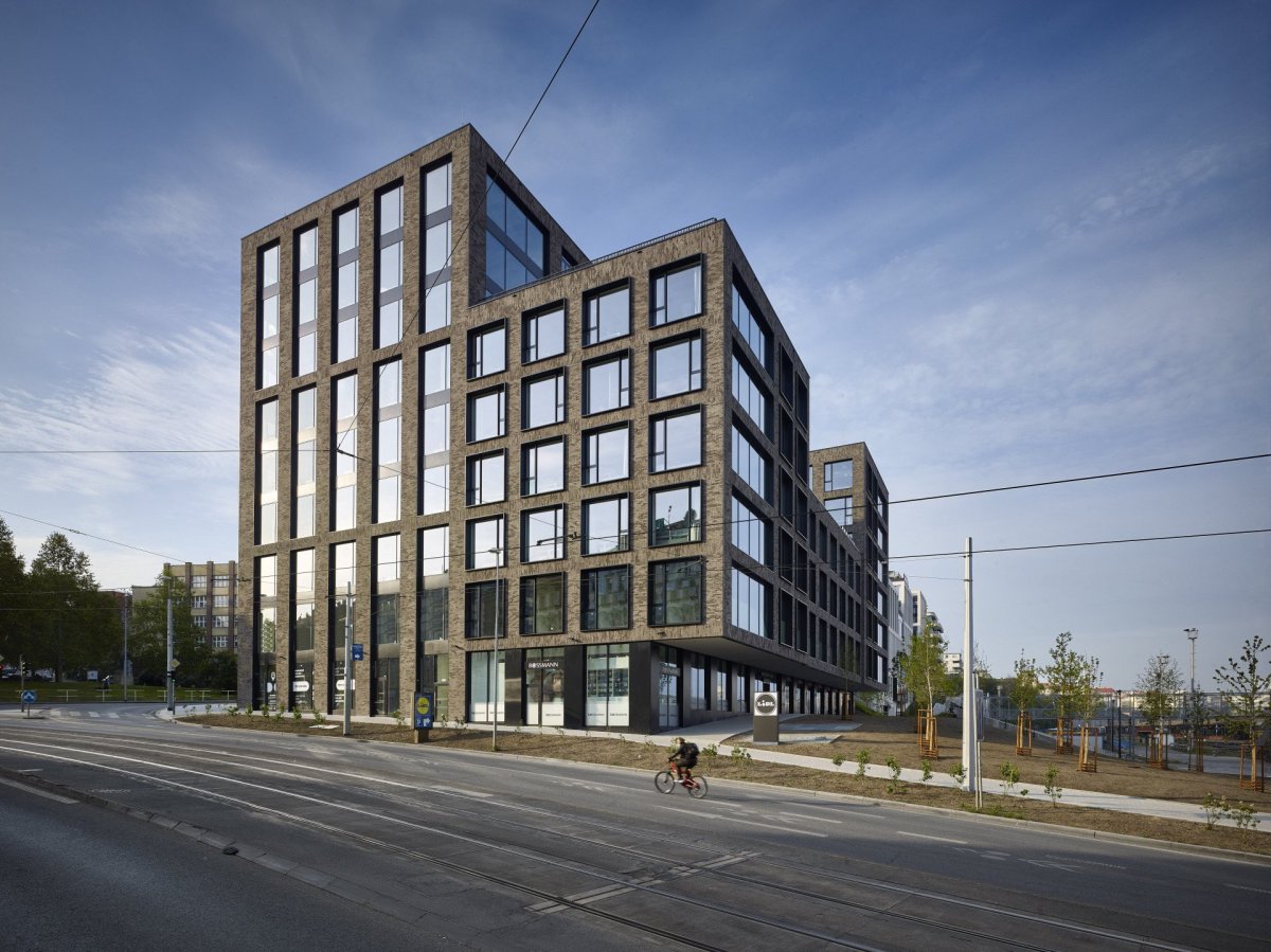 Jakub Cigler Architekti realizovali nárožní administrativní budovu na náměstí W. Churchilla s cihlovou fasádou
