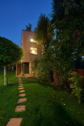 Dřevěný výměnek na Praze 4 od studia PRAJAGA