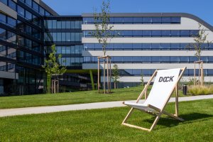 Studio SCHINDLER SEKO ARCHITEKTI navrhlo novou administrativní budovu DOCK IN FOUR na rozhraní Karlína a Libně