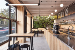 Kavárna Coffee Source v Praze, Pavel Nový a Vít Svoboda (0,5 Studio)