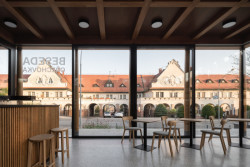 Východní část stavby je vytápěná a částečně podsklepená.