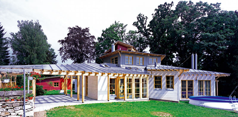 V centru rozvětvené vily, jejíž půdorys připomíná přírodní útvar, se nachází obývací pokoj. Další obytné pokoje se do okolní zeleně otevírají velkými okny. Zvenčí stavba s přírodním prostředím souzní díky obkladu ze smrkového dřeva, který je ošetřen pestrobarevnými nátěry. Díky své členitosti dům nepůsobí tak velký, jako ve skutečnosti je, jeho obytná plocha je asi 500 m2. „Dům je z venku malý, ale zevnitř velký,“ říkal o něm Vlado Milunić.