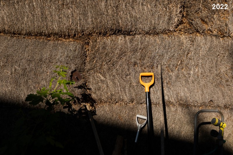 Přírodní materiály většinou umějí stárnout do krásy a potvrdilo se to i u lisované slámy.