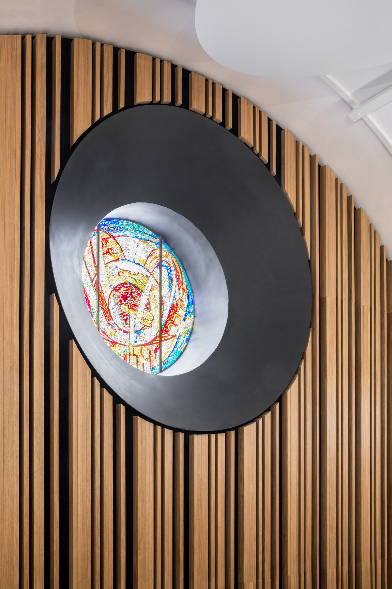 Původně zde visel starý akustický strop a galerie, která nenechávala vyniknout prostorovému řešení původní lodi kostela. To chtěli architekti změnit, a proto nové vstupy pojali minimalisticky, vynikla tak původní architektura.