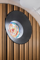 Původně zde visel starý akustický strop a galerie, která nenechávala vyniknout prostorovému řešení původní lodi kostela. To chtěli architekti změnit, a proto nové vstupy pojali minimalisticky, vynikla tak původní architektura.