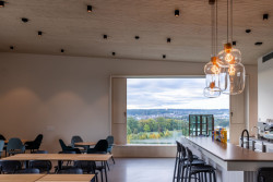 BudexHUB je navržen v pasivním standardu a celoročně využívá solární energii, která je ukládána do bateriových úložišť, což zajišťuje vysokou míru energetické soběstačnosti.