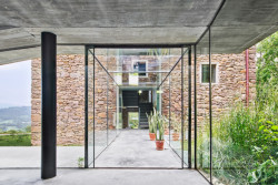 Rekonstrukce venkovského objektu doplněná betonovou přístavbou, Jordi Hidalgo Tané