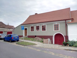 Barevné schéma stavby respektovalo to původní. (Rekonstrukce historického domu v Šatově, Hlinaři)