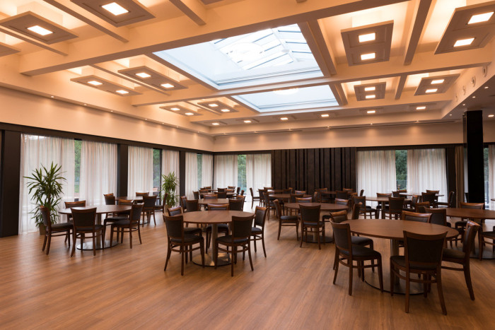 Společenský sál (Rekonstrukci a přístavbu stávajícího hotelu dle návrhu Ing. Petra Stibory realizovala E B stavební společnost.)