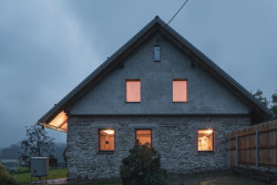 A přiznali taky ty nové - patra na štítové stěně, která jsou nově vyzděná, od starého zdiva odlišuje omítka. (Rekonstrukce rodinného domu na Šumavě, Archport)