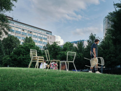 Kolekce Flaneur zahrnuje židle, stoličky, barové židle a stolky. Židle váží jen 6 kg a jsou stohovatelné.Dají se využít v restauracích i na ulici.