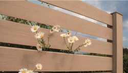 Přírodní materiál resysta imitující dřevo se dá využít jak ve stavebnictví, tak v interiérech nebo na zahradách.