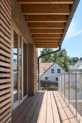 Balkon u místnosti pro terapii.