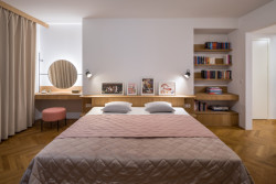 Ložnice je laděná do zemitých barev