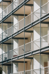 Re:architekti opravili fasádu a přidali nové lodžie paneláku v pražské Hostivaři