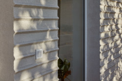 Nová terasa suterénního bytu v Praze od Matěje Šebka