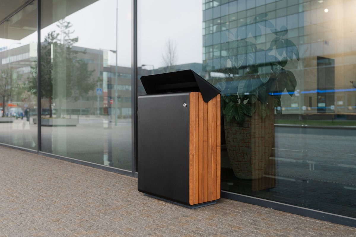 Produktová řada Daku propojuje čistý design, odolnost a variabilitu provedení. (Koš Daku od Urbania)