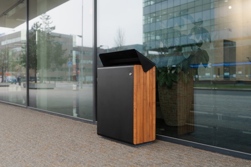 Produktová řada Daku propojuje čistý design, odolnost a variabilitu provedení. (Koš Daku od Urbania)
