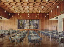 Stoly, které vidíte na obrázku, jsou autorským návrhem architektů.