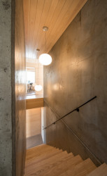 Červený dům z betonu v Lillehammeru, Sanden + Hodnekvam Architects/ John Sanden, Ingvild Hodnekvam, Anders Bjørneseth.