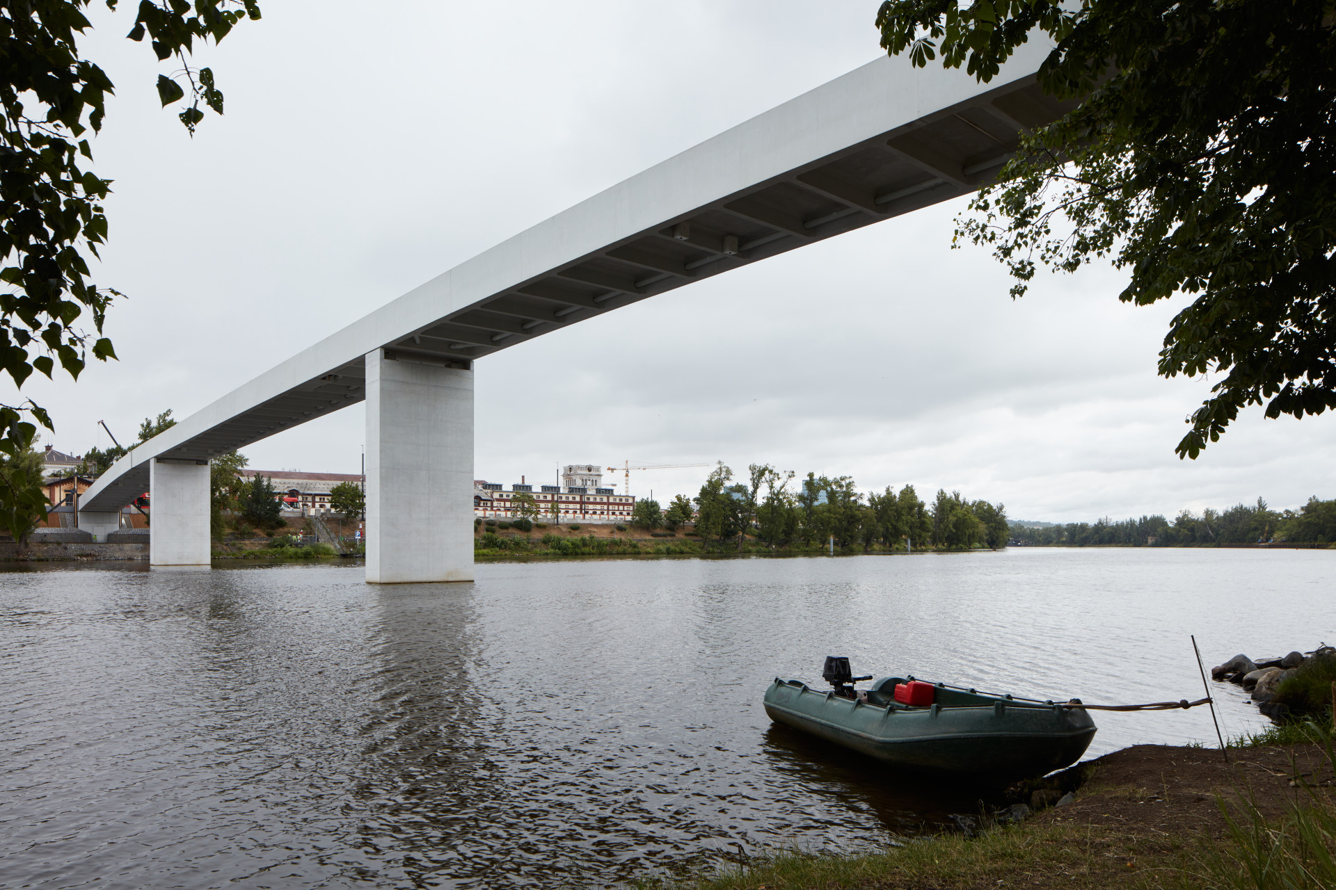 Autory lávky je architektonicko-konstrukční tým Petr Tej, Marek Blank a Jan Mourek, kteří mají na kontě již několik oceňovaných mostů a lávek u nás.