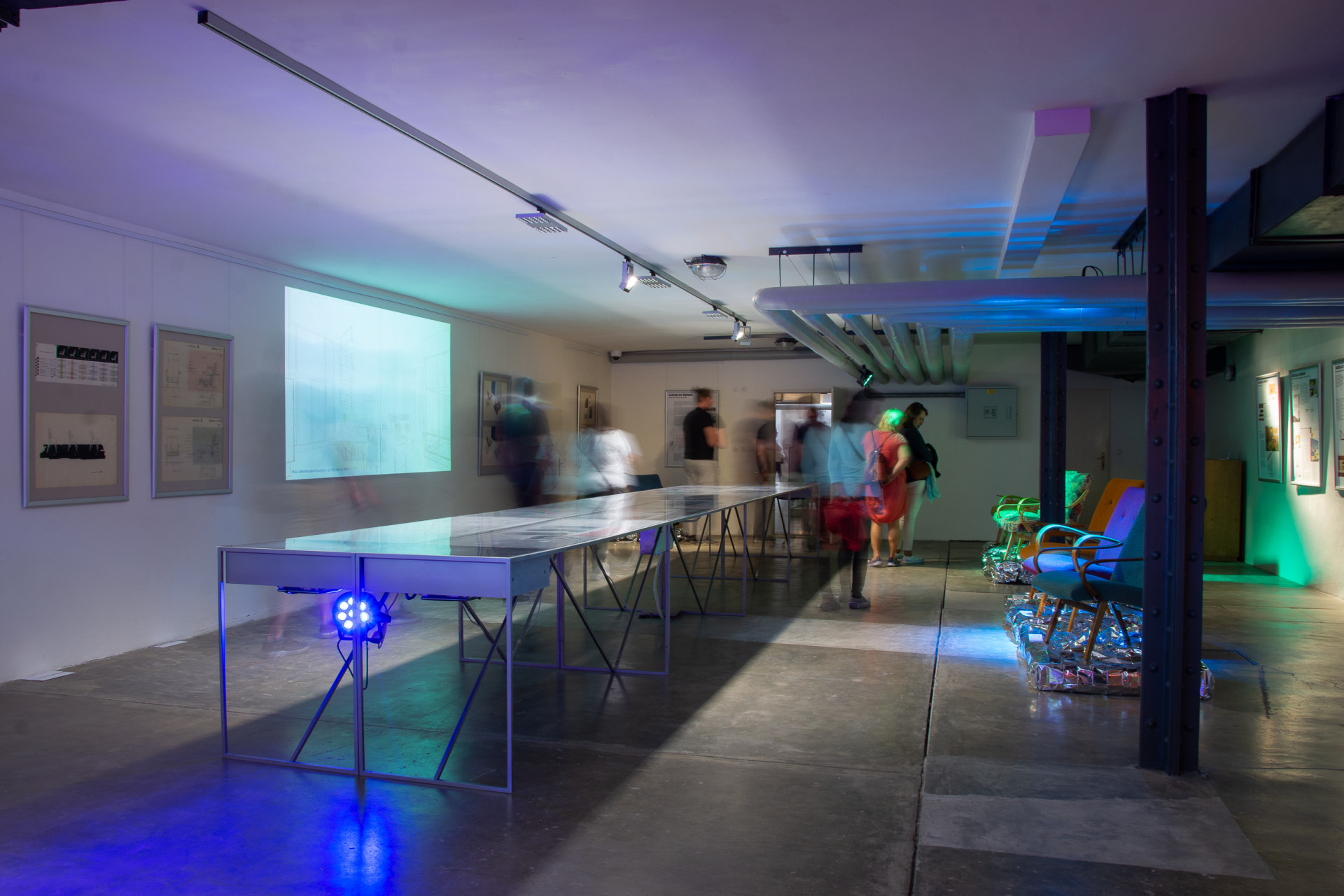 Připomíná Šmídkův design i podniky, pro které pracoval - nábytek podle jeho návrhů vyráběly v poválečných desetiletích národní podniky UP závody Rousínov, UP závody Bučovice, TON a Jitona.