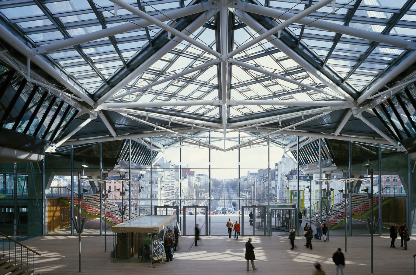 Oproti ostatním justičním palácům vsadili architekti na princip transparentnosti a otevřenosti, díky čemuž jsou všechny vnitřní prostory prosvětleny denním světlem.