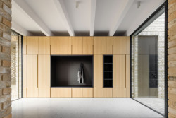 Rodinný dům v Záhorských sadech v Bratislavě, ARCHITEKTI mikulaj & mikulajova: Prosklené prostory  lehké, otevřené konstrukce s železobetonovými trámovými stropy, které plynule přecházejí do exteriéru,“ říkají architekti a architektky