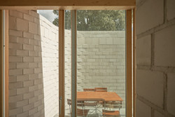 Víkendový dům "Das Glashaus" v Německu, Sigurd Larsen: Zakřivená cihlová zeď je zapuštěna směrem na východ. Vytváří tak malý dvůr, který probouzí první ranní paprsky.