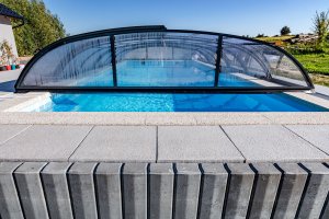 Velkoformátová dlažba Alma s povrchovou úpravou Perfect Clean TOP bezpečně odpuzuje vodu a zamezuje usazování nečistot, Presbeton - foto