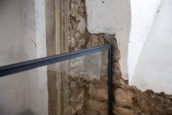 Expozice Skrytý středověk na zámku Bílovec, studia Opus architekti: Detail středověkého zdiva v kontaktu s novými prvky