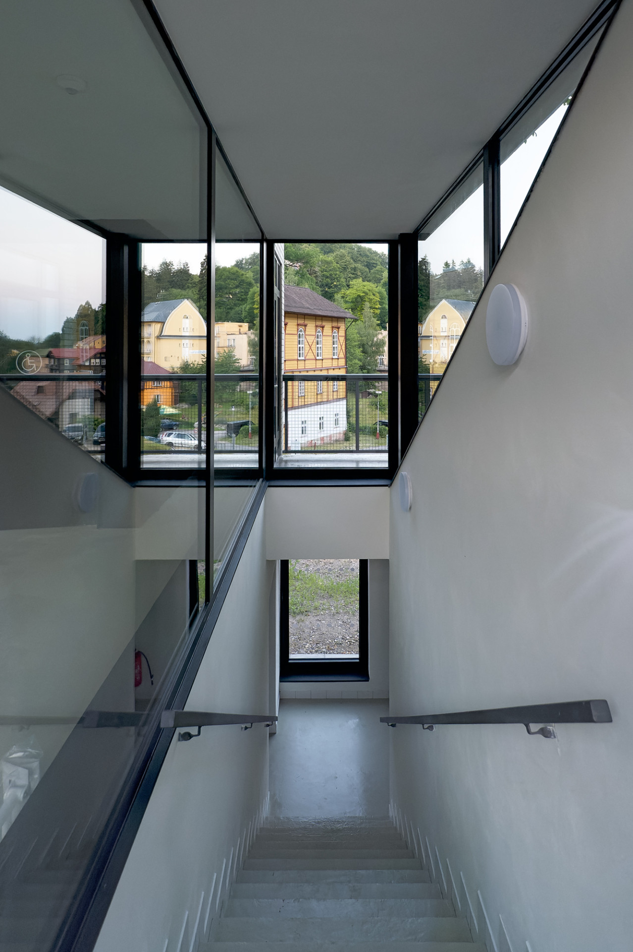 Architekti ze studia INK ARC jsou autory nápadité autobusové zastávky s toaletami v Janských Lázních