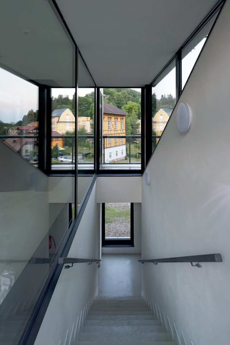 Architekti ze studia INK ARC jsou autory nápadité autobusové zastávky s toaletami v Janských Lázních