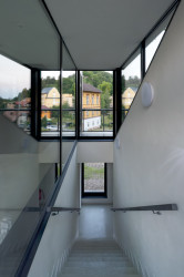 Architekti ze studia INK ARC jsou autory nápadité autobusové zastávky s toaletami v Janských Lázních