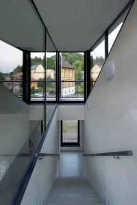 Architekti ze studia INK ARC jsou autory nápadité autobusové zastávky s toaletami v Janských Lázních