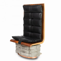 Křeslo z kavárny U Zlatého hada v Praze podle návrhu Olbrama Zoubka.