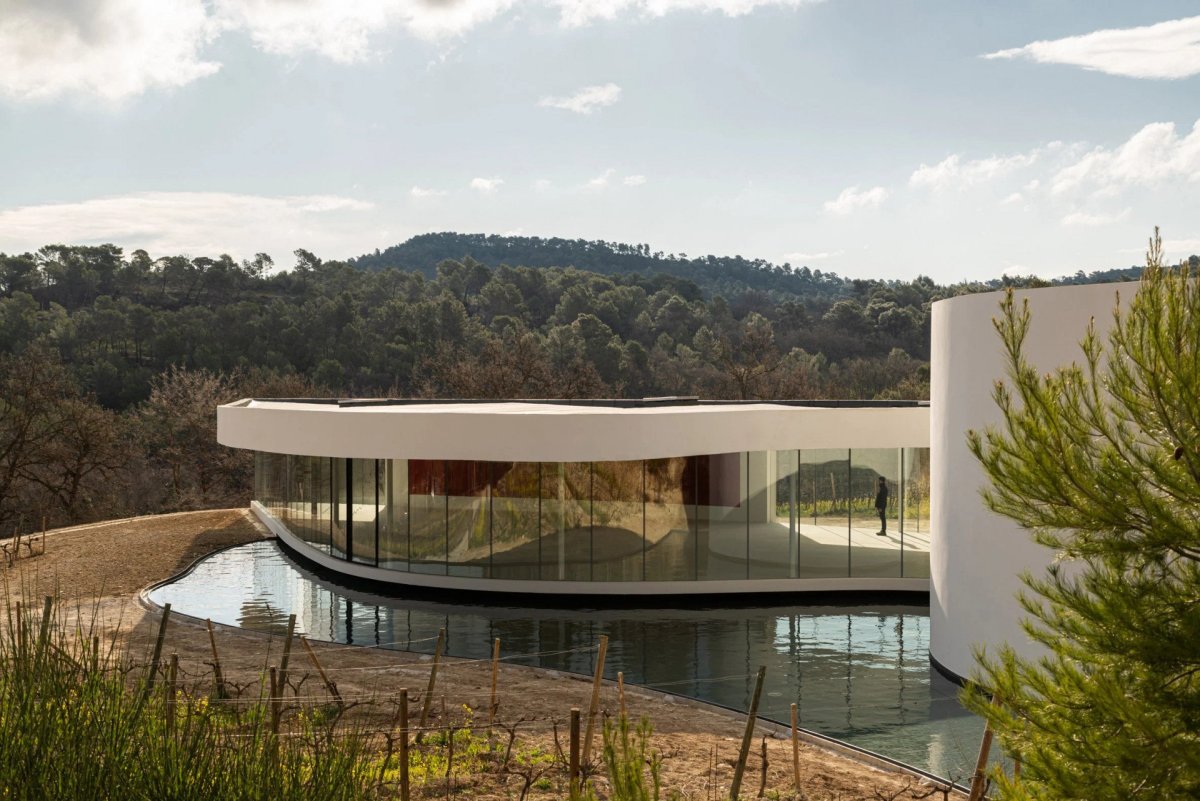 Pavilon podle návrhu Oscara Niemeyera v Provence