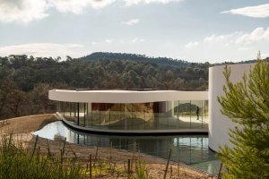Pavilon podle návrhu Oscara Niemeyera v Provence