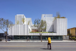 Pohled na ulici v pěší a přívětivé čtvrti Venice. (Rose Apartments v Los Angeles, Brooks & Scarpa)