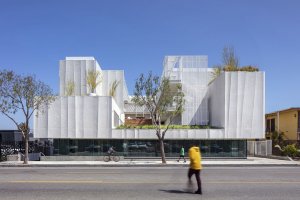 Pohled na ulici v pěší a přívětivé čtvrti Venice. (Rose Apartments v Los Angeles, Brooks & Scarpa)
