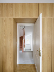 Dřevěné vestavěné skříně evokují příjemnou atmosféru a zároveň nabízí mnoho úložných prostor.