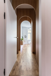 Elegantní řešení oblouků zjemňuje chodbu a pouští světlo hluboko do interiéru. (Byt v Karlíně; momentura)