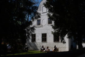 Bez Vojtěcha Lanny by České Budějovice vypadaly jinak. Podnikatel a mecenáš stál za rozvojem města i lodní dopravy, která byla v 19. století jeho důležitou součástí. Na břehu mu věnovali loděnici. Dnes je v ní příjemné bistro s posezením ve stínech stromů.