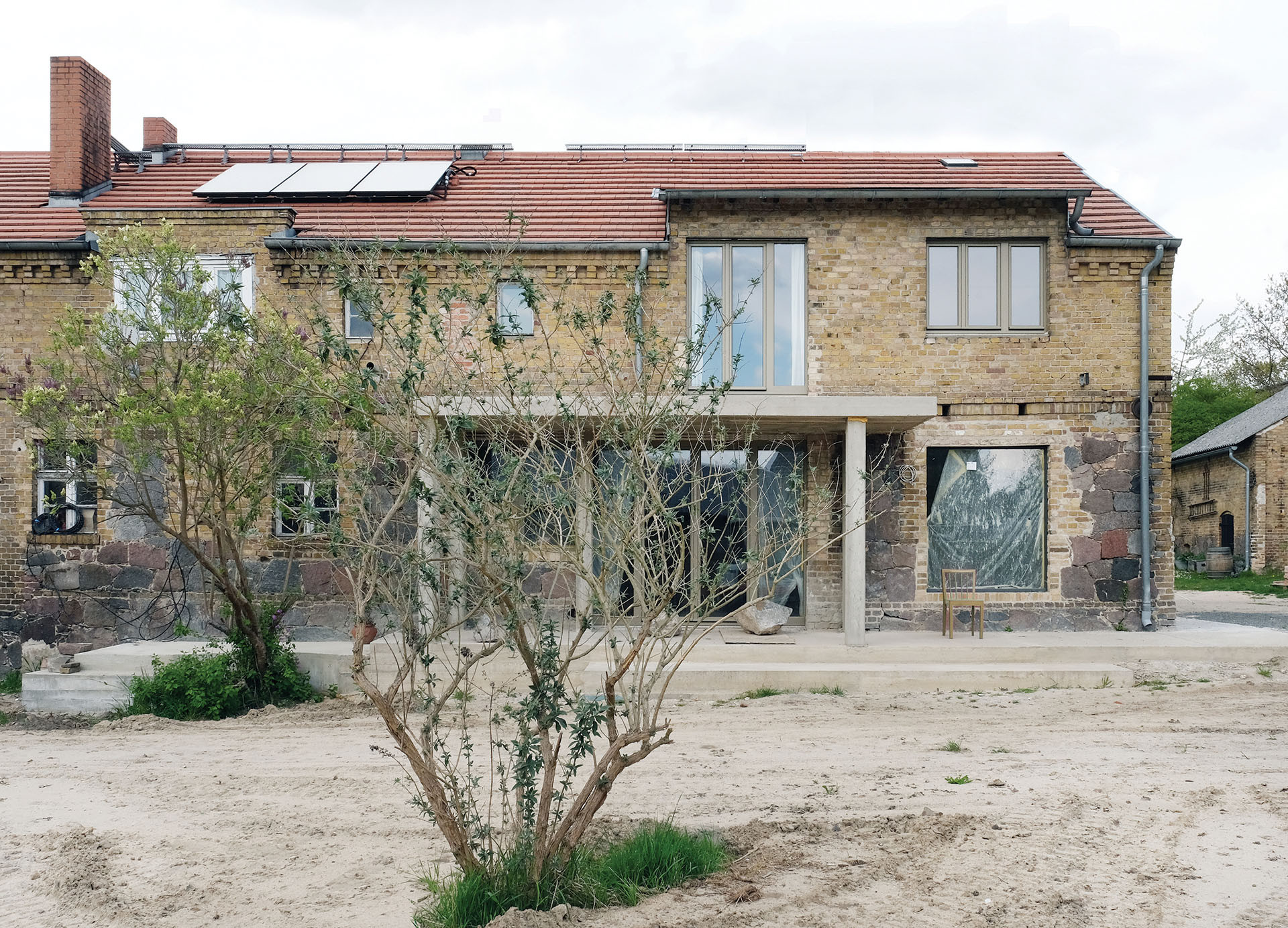 Další novinkou na statku je jižně orientované okno s výstupem na terasu. 