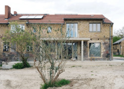 Další novinkou na statku je jižně orientované okno s výstupem na terasu. 