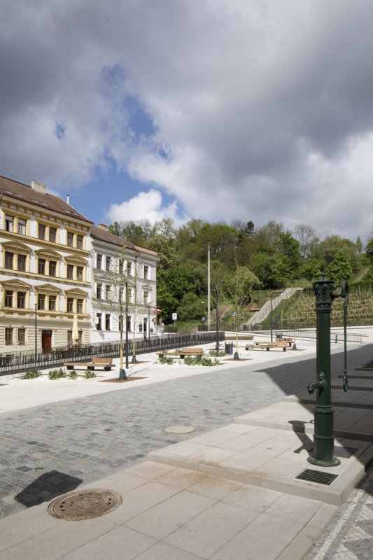 Studio OVA proměnilo Tachovské náměstí na Žižkově ve funkční a oblíbený veřejný prostor.
