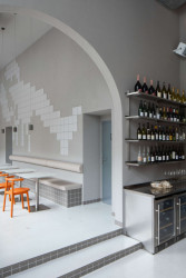 „Nejgeniálnějším nápadem jsou jednoznačně dvě mozaiky raka a kraba poskládané z keramických dlaždic, " říká majitel podniku Patrik Yeranyan. (Rakin Seafood Bar; NEUHÄUSL HUNAL David Neuhäusl, Matěj Hunal)