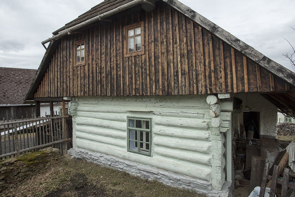 Kmeny na roubenku byly pokáceny v letech 1714 - 1715. (Roubená chalupa Strašín)